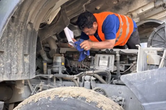 Truck engine repair service